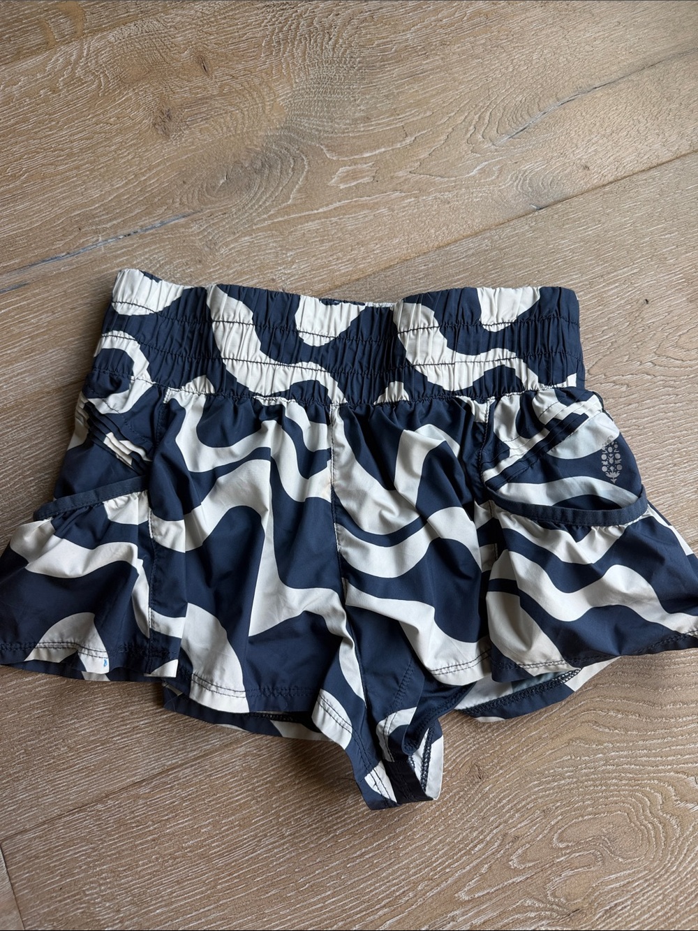 Women's Navy & White Wave-Print Ruffle Shorts